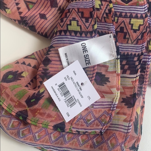 Scraf - Picture 4 of 5